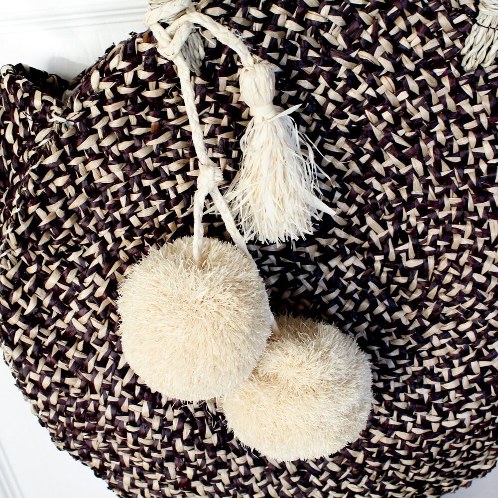 NWT Handmade Black Round Grass Beach Tote with Pompoms - Balinese Summer Bag - Picture 5 of 9